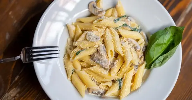 Creamy Garlic Mushroom and Spinach Pasta with Toasted Walnuts