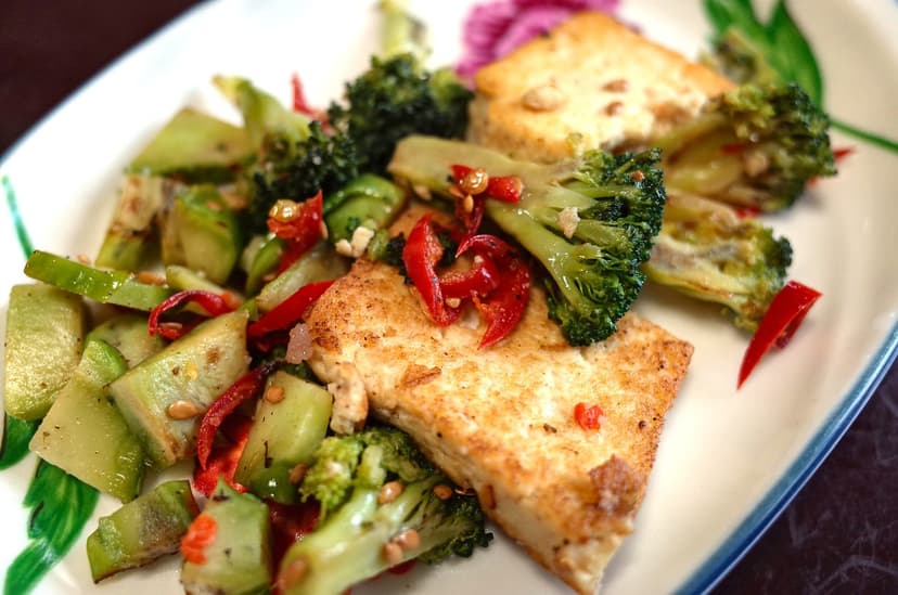 Asian Stir-Fried Tofu with Broccoli and Ginger