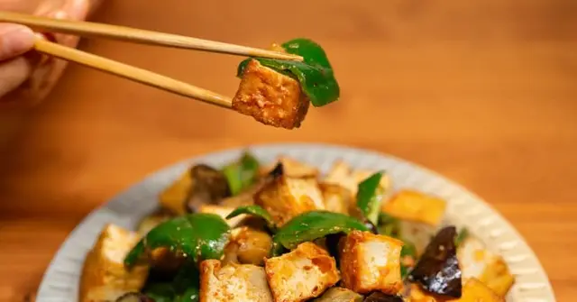 Spicy Peanut Tofu Stir-Fry with Broccoli and Red Pepper