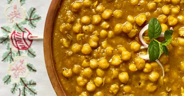 Chana Saag: Spiced Chickpea and Spinach Curry with Tomato and Ginger