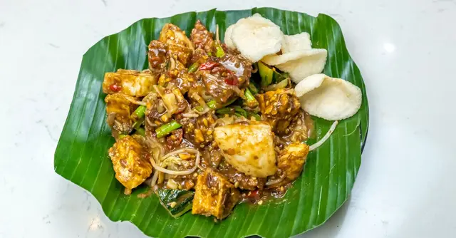 Vegetarian Char Kway Teow with Chilli-Shallot Sambal